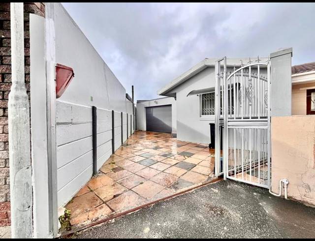 4 BEDROOM HOUSE FOR SALE IN ROCKLANDS